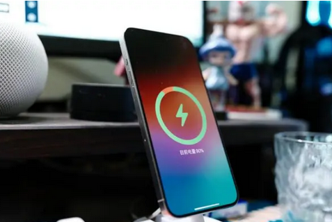 子长苹果15换屏服务分享用什么充电器给iPhone15充电更好 